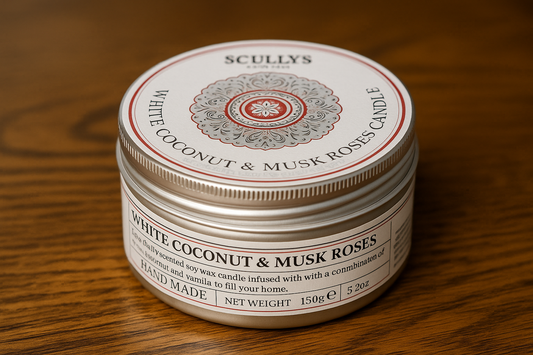 Scullys doftljus – White Coconut & Musk Roses i elegant vit behållare på träbord - sett från sidan