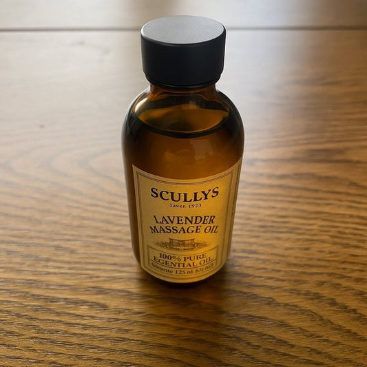 Scullys Lavender Massage Oil – 125 ml flaska med lavendelfärg - Stående på brunt träbord snett uppifrån