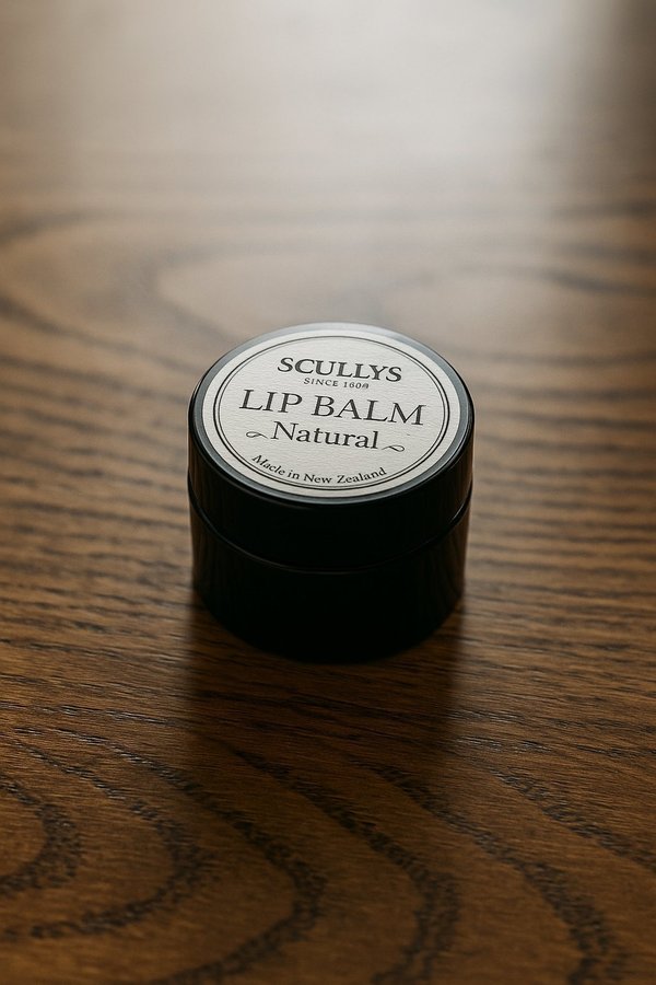 Scullys Natural Lip Balm – 15g burk med vaniljsmak i svart plåtburk - På träbord