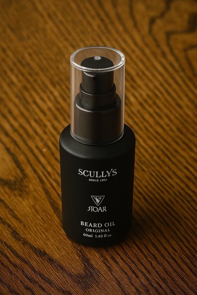 ROAR Beard Oil – 60 ml flaska med svart design från Scullys på träbord snett uppifrån