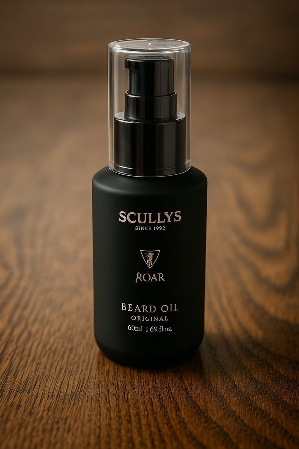 ROAR Beard Oil – 60 ml flaska med svart design från Scullys - på träbord