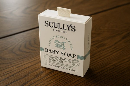 Scullys Lavender Glycerine Soap – 100g tvål i pappask på träbord lite sidovinkel