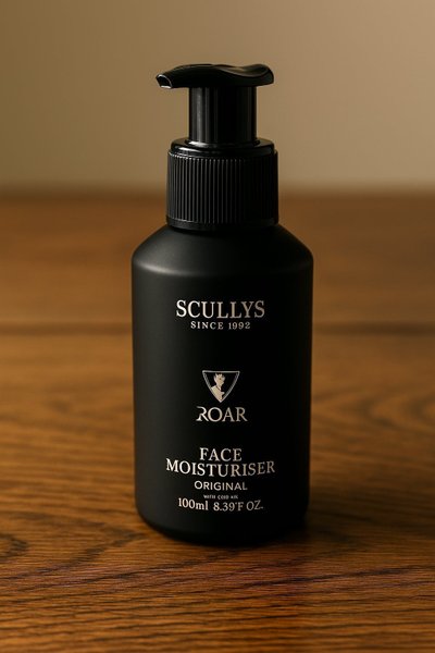 Scullys ROAR Face Moisturiser – 100 ml tub med svart design på träbord