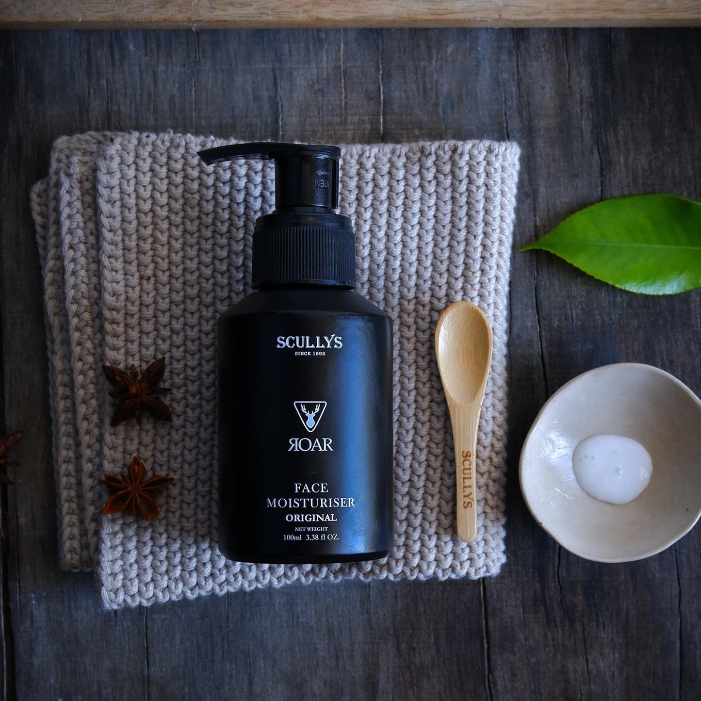 Scullys ROAR Face Moisturiser – 100 ml tub med svart design på handduk i dekorativ bakgrund