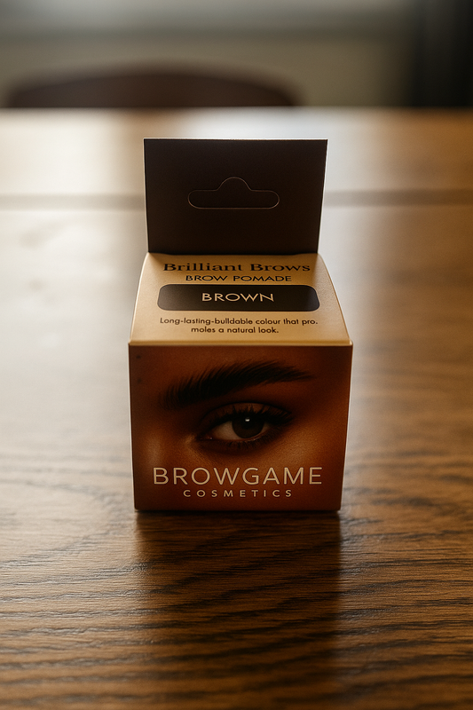 Browgame Instant Brow Lift Wax – brun ögonbrynsvax i kompakt förpackning - på brunt träbord