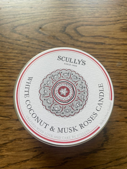 Scullys doftljus – White Coconut & Musk Roses i elegant vit behållare på träbord