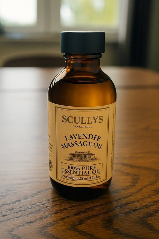 Scullys Lavender Massage Oil – 125 ml flaska med lavendelfärg - Stående på brunt träbord