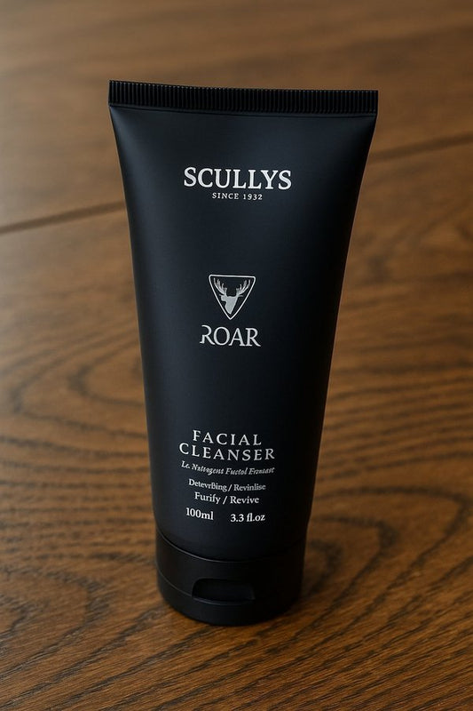 ROAR Men's Facial Cleanser – 100 ml svart tub från Scullys - stående på brunt träbord
