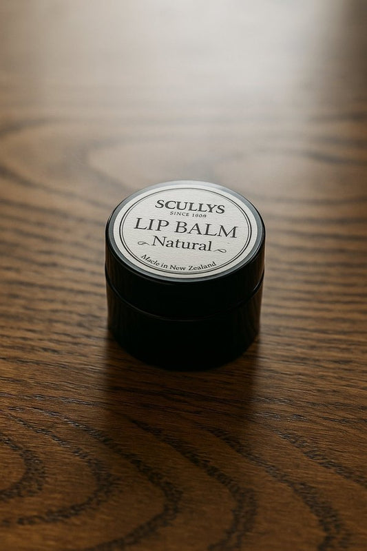Scullys Natural Lip Balm – 15g burk med vaniljsmak i svart plåtburk - På träbord