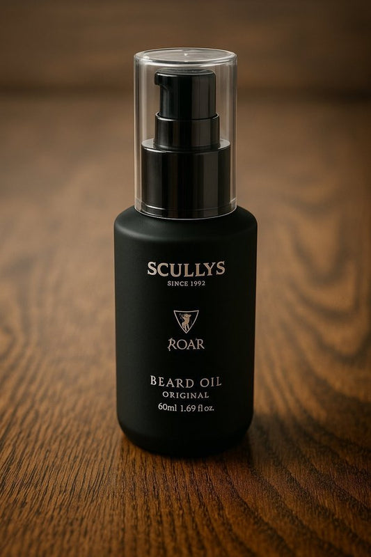 ROAR Beard Oil – 60 ml flaska med svart design från Scullys - på träbord