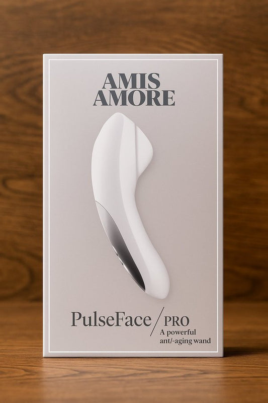 PulseFace PRO microcurrent device i originalförpackning – vit ansiktsapparat på träbord