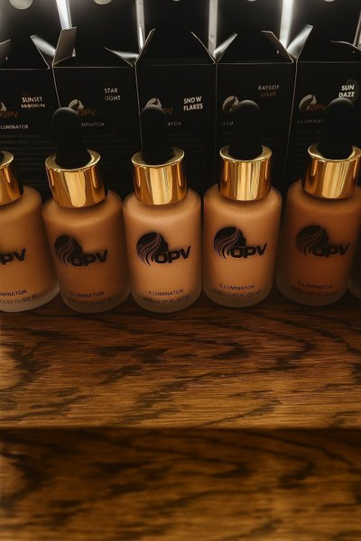 OPV Beauty Liquid Illuminators – 6 nyanser i glasflaskor på träbord lite snett uppifrån
