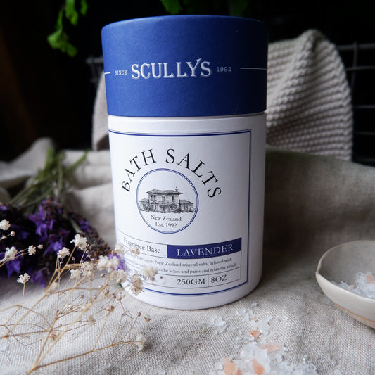 Bild 1: Scullys Lavendelsalt – 250g blåvit burk med dekoration på träbord